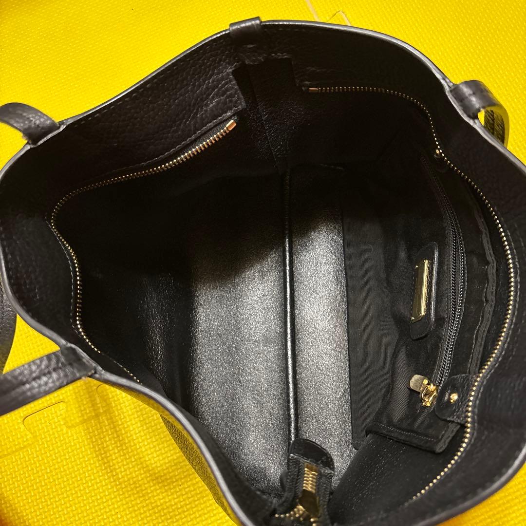 フェラガモ　ブラックレザーハンドバッグ