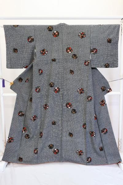 未使用品 小紋 総絞り 黒 吉祥文様 身丈161.5cm 裄丈65cm 袷 - メルカリ