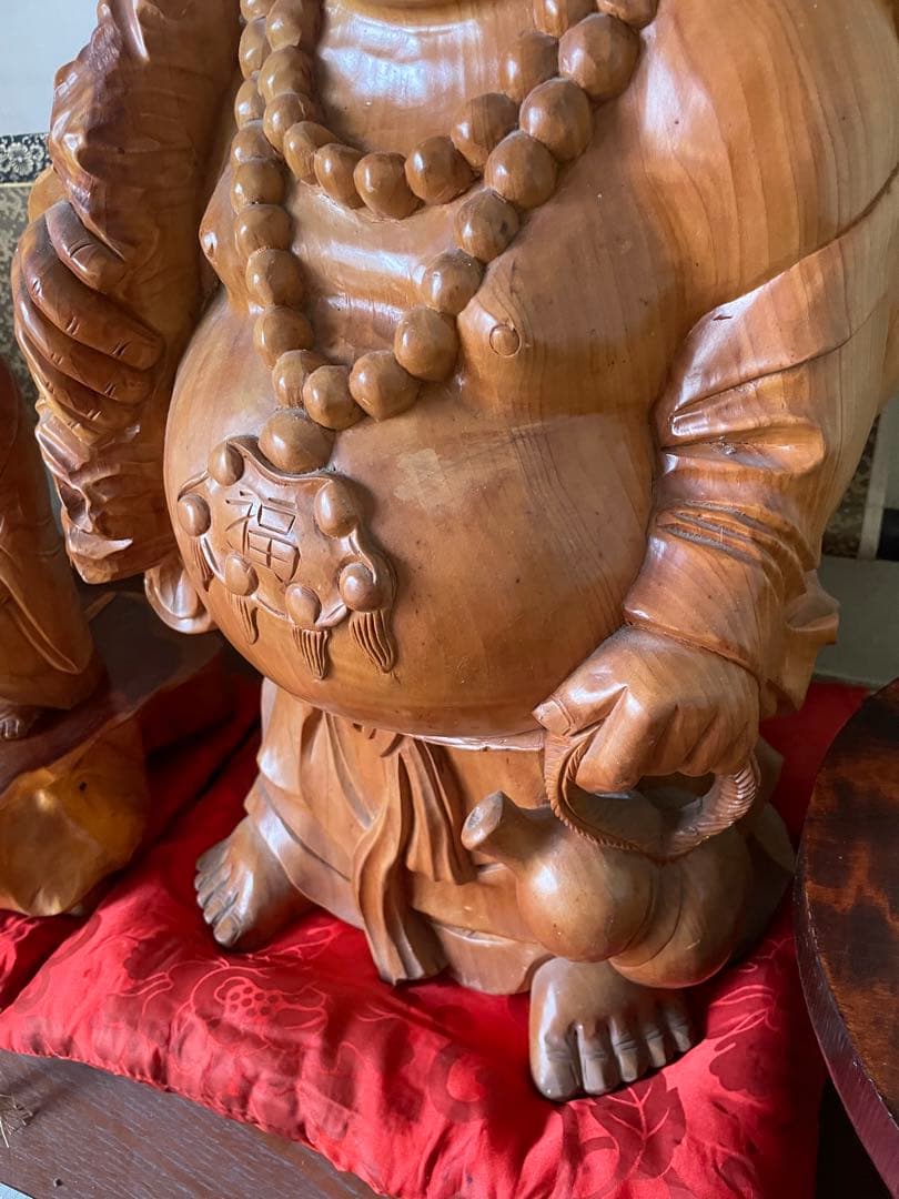 美品 骨董品 高級木彫り 大黒様 木製の笑顔の仏像セット 木彫り 赤い座布団