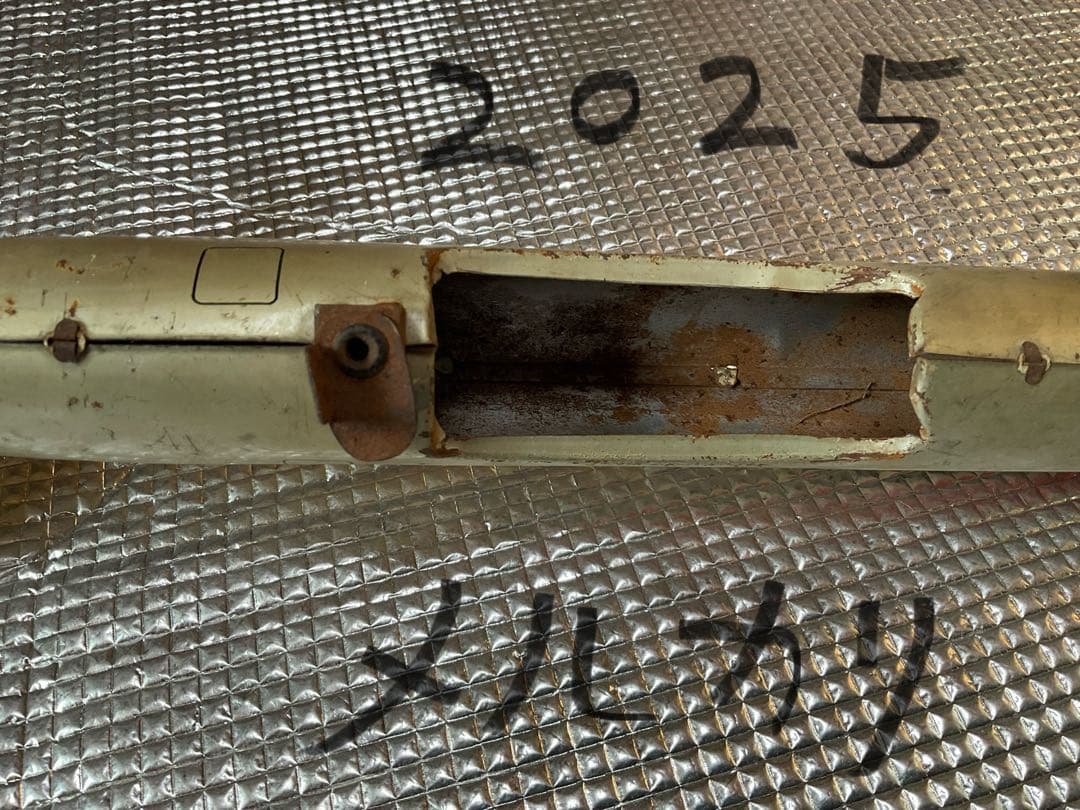 日本航空旅客機DC-7C プロペラ旅客機。【後輪タイヤ欠品、胴体翼分離可能と錆】