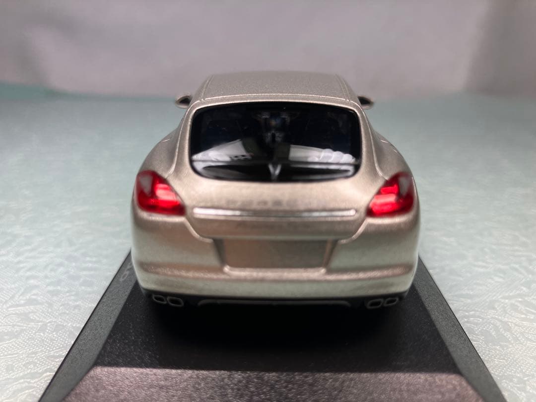 ミニチャンプス　Porshe Panamera Turbo シルバー