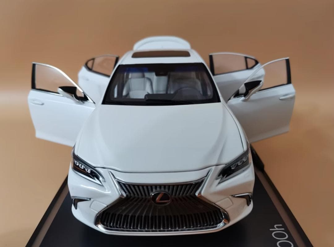 限定版1/18 レクサスES300H 模型ミニカー完成品　展示台付き　白
