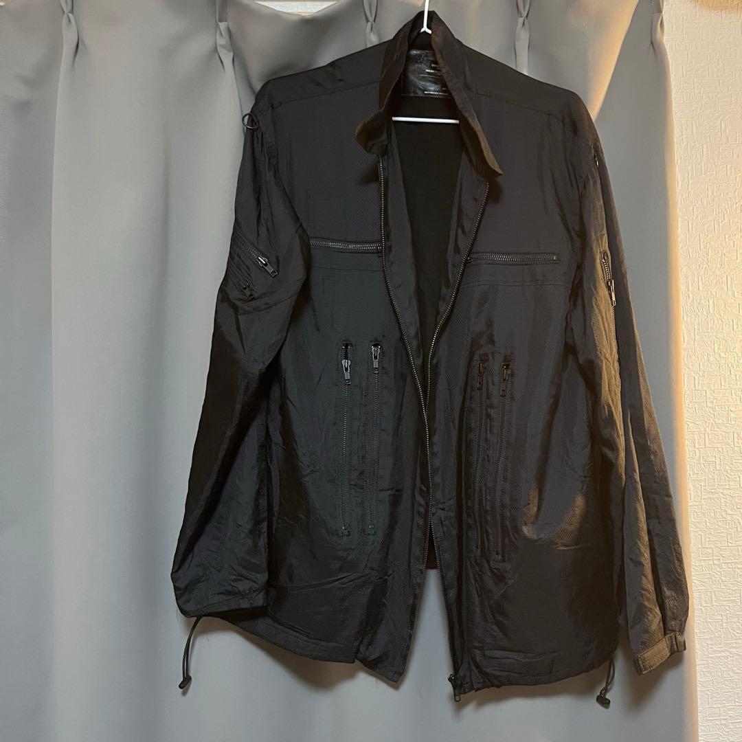 黒ジャケットとグレーオーバーオールセット