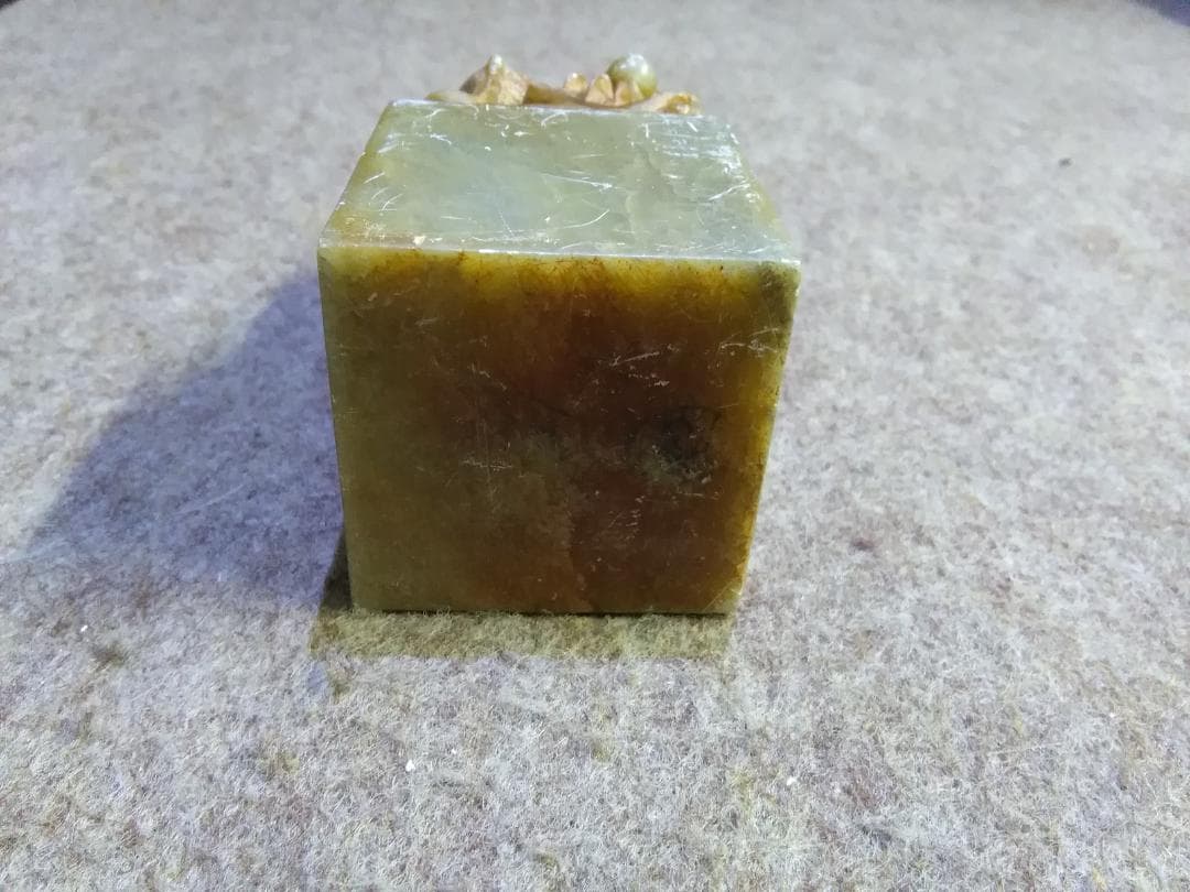 実家の蔵 天然大理石 玉をくわえた龍の彫刻 古い判材 判子