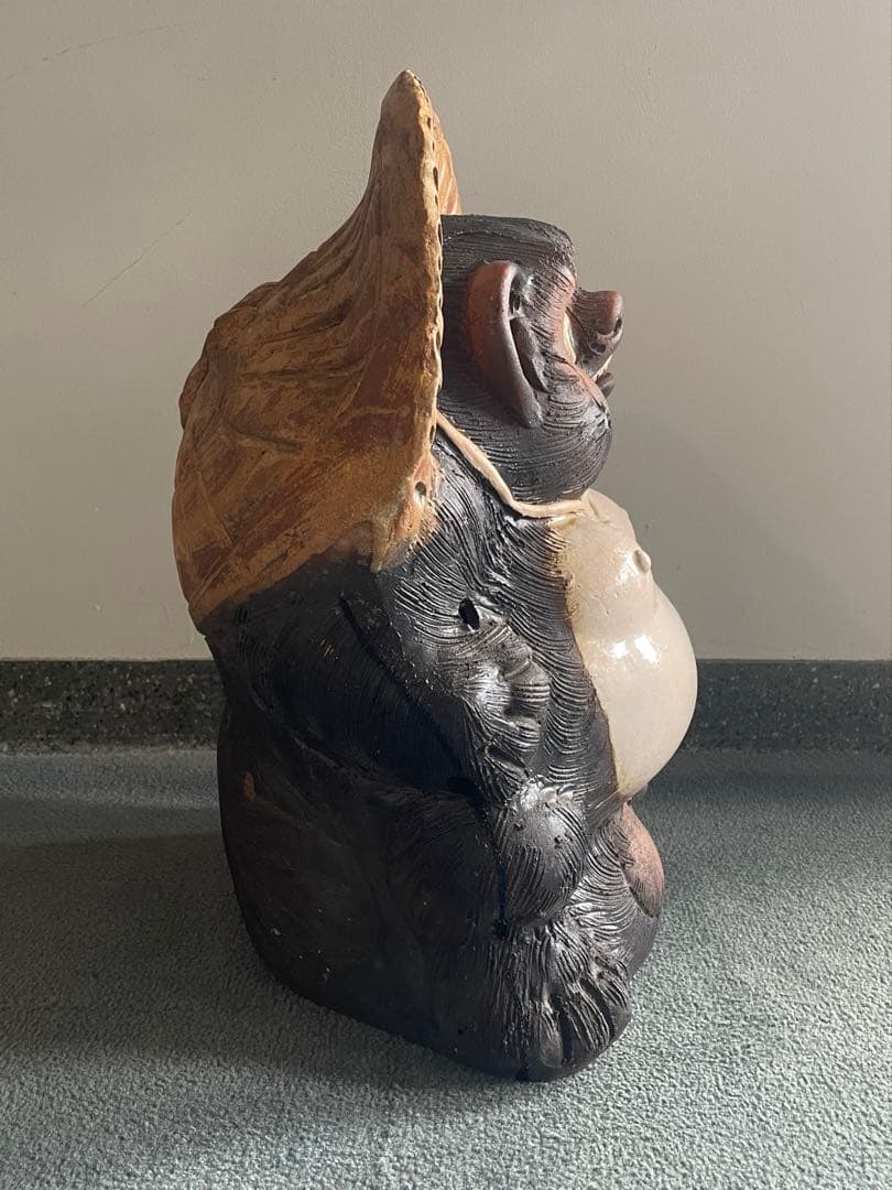 九谷焼ヴィンテージ 妖艶な瞳と前掛けや金彩が芸術的な招き猫 妖艶な