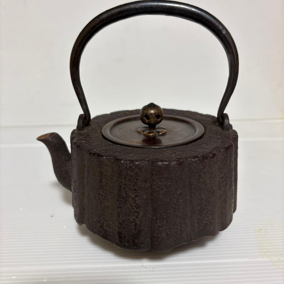 骨董品、茶道具、銀象嵌鉄瓶 福岡骨董品 鉄瓶 千鳥 銀象嵌 龍文堂造