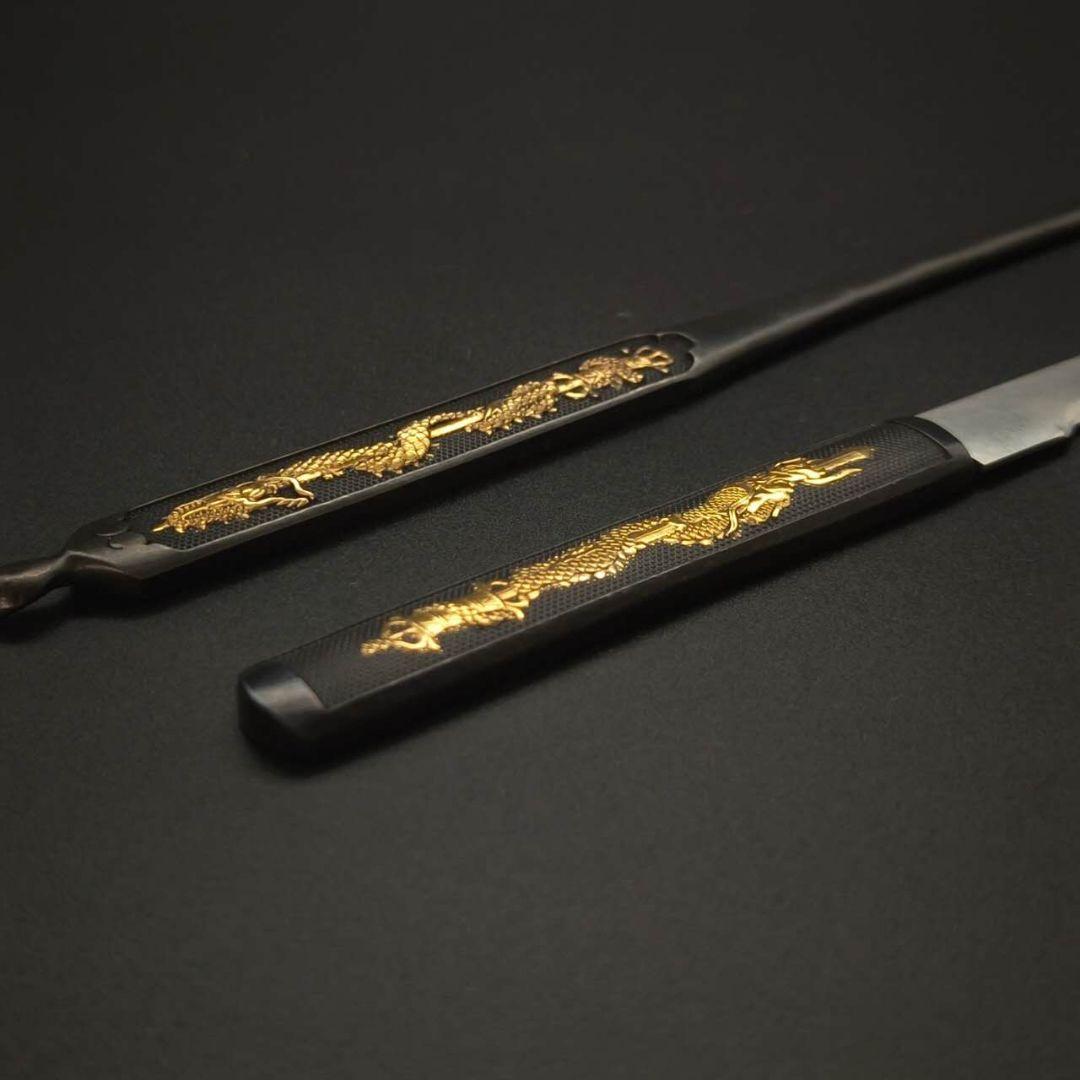 年末セール　小柄　笄　倶利伽羅剣の図　職人作　現代金工　金工品　銅製　金メッキ