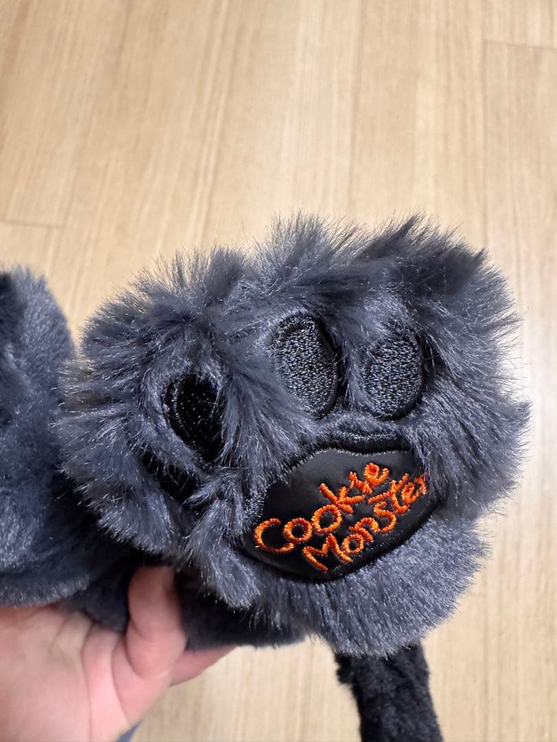 クッキーを持ったハロウィン限定のぬいぐるみ（クッキーモンスター)