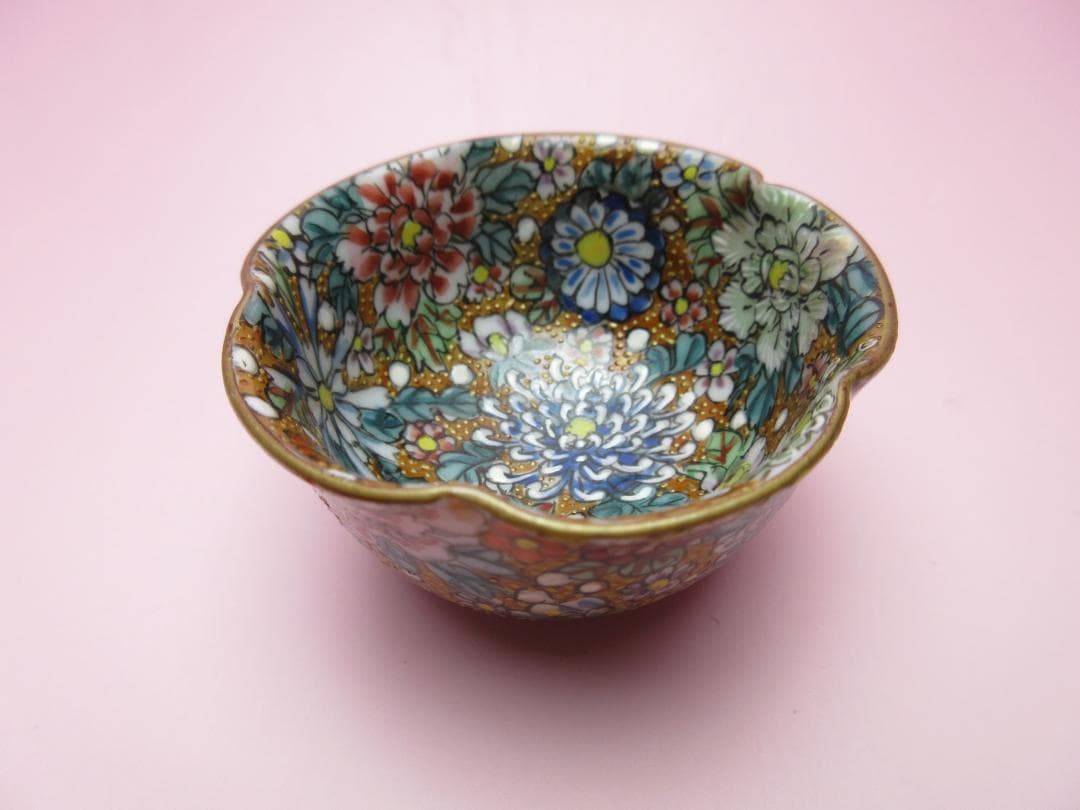 在銘 九谷 金彩 花詰 盃 酒器 杯 お猪口 ぐい吞み E80127 在銘 九谷 金彩 花詰 盃 酒器 杯 お猪口 ぐい吞み E80127 - メルカリ