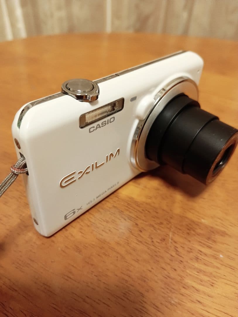 コンデジ CASIO EXILIM6X ホワイト 極美品 デジカメ