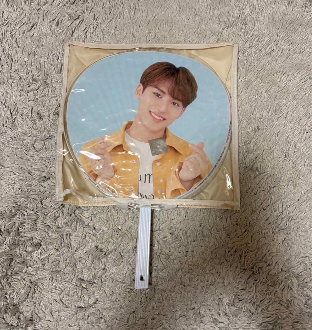 SEVENTEEN 公式うちわ ジョンハン ミンギュ3枚セット - メルカリ