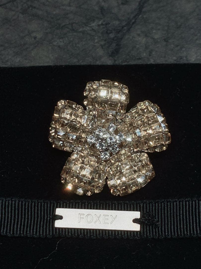 美品　FOXEY定番のロングセラー ブローチ \"FLEUR\"　シャンパン