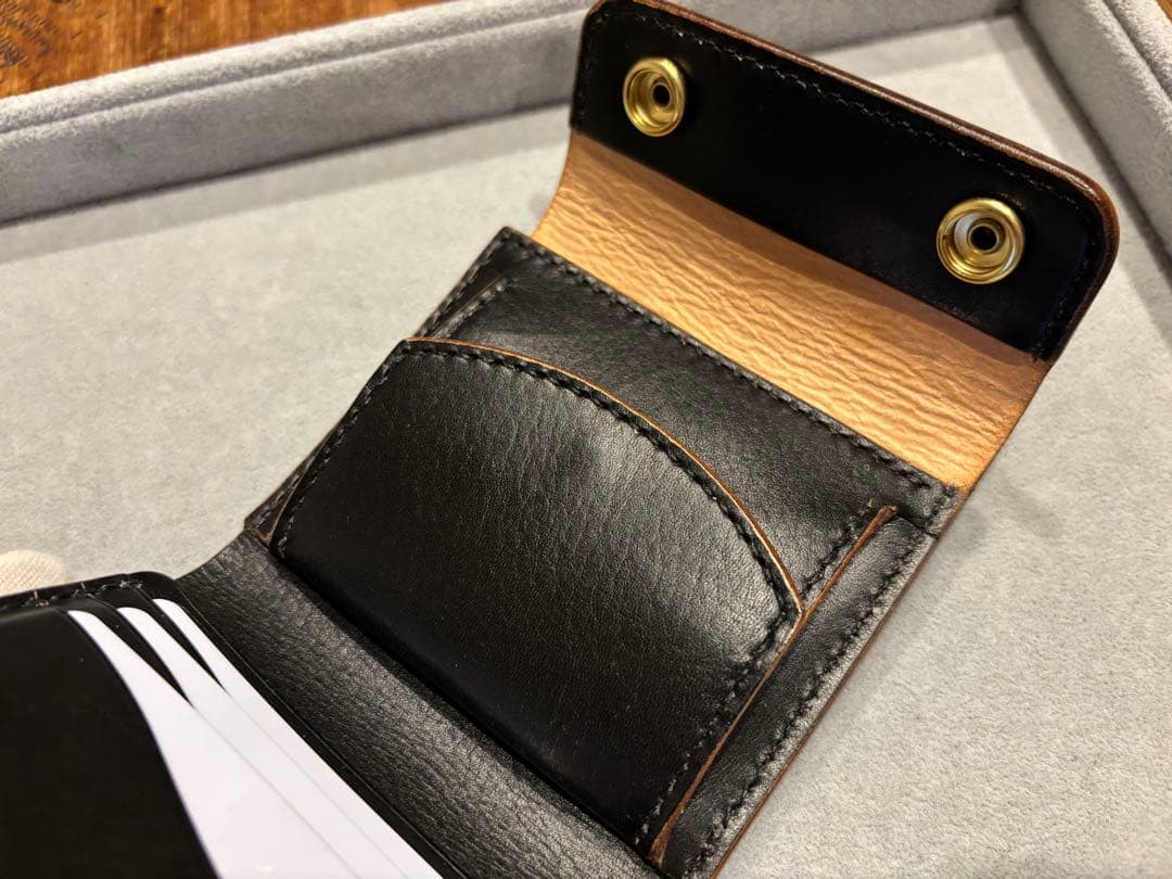 コンパクトウォレット　財布　二つ折り　ブラック　本革