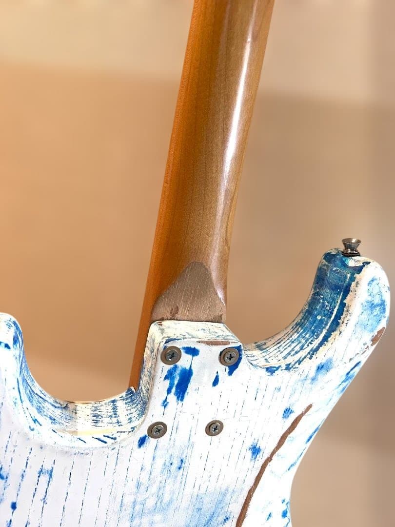 ストラトタイプ・ハードテイル・エレキギター・ボディとネックの