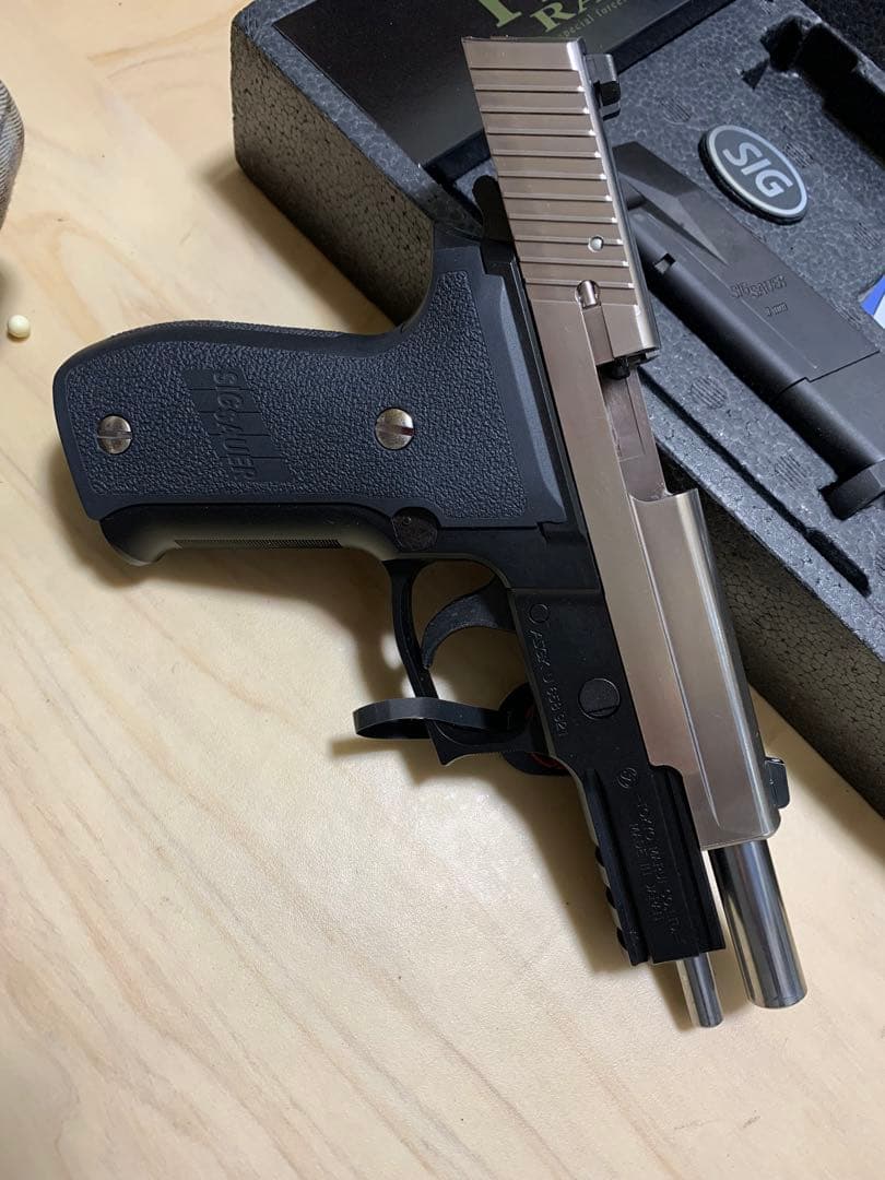 美品　東京マルイ SIG シグ P226R ハーフステンレスシルバーライト付き