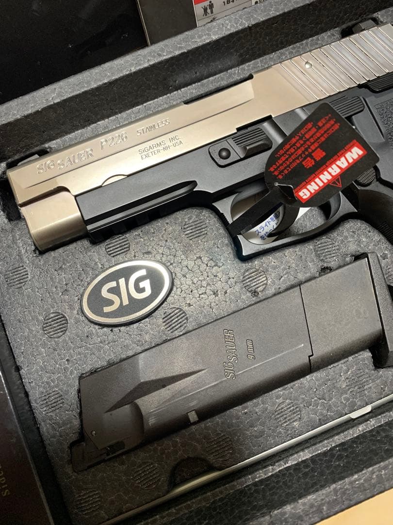 美品　東京マルイ SIG シグ P226R ハーフステンレスシルバーライト付き