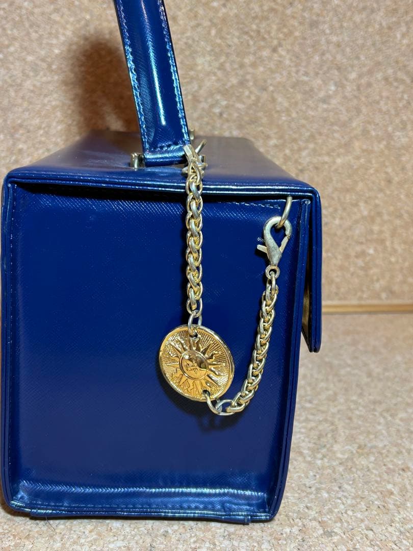 美品ヴェルサーチハンドバッグバニティバッグ　青　チャームつき