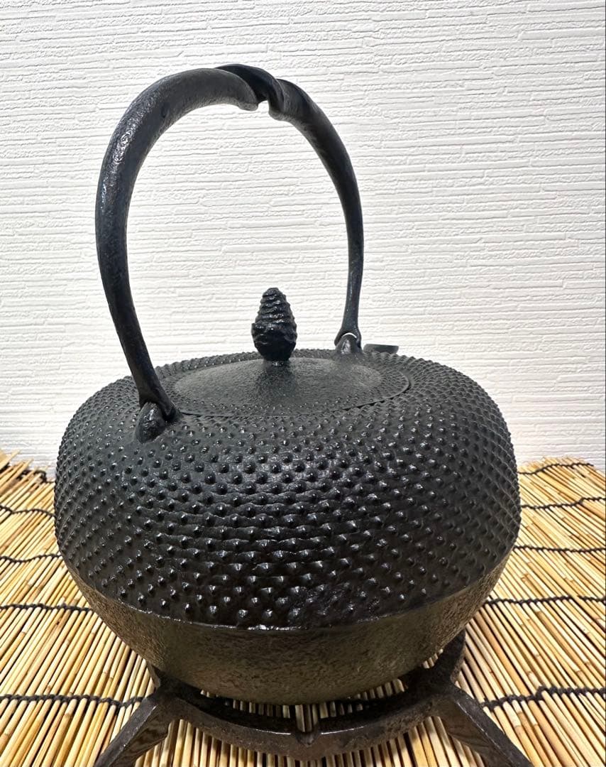 未使用品、タグ付　南部照光堂 心斎作 １８型アラレ　南部鉄瓶　南部鉄器　鉄瓶