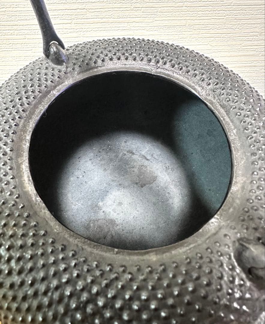 未使用品、タグ付　南部照光堂 心斎作 １８型アラレ　南部鉄瓶　南部鉄器　鉄瓶