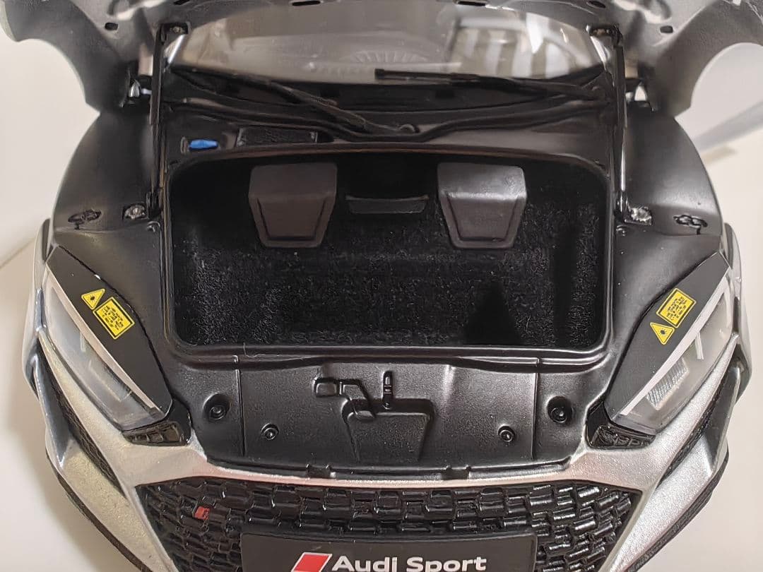 (最終限定値下げ 小汚れ要確認！)1/18アウディ R8 開閉ドア