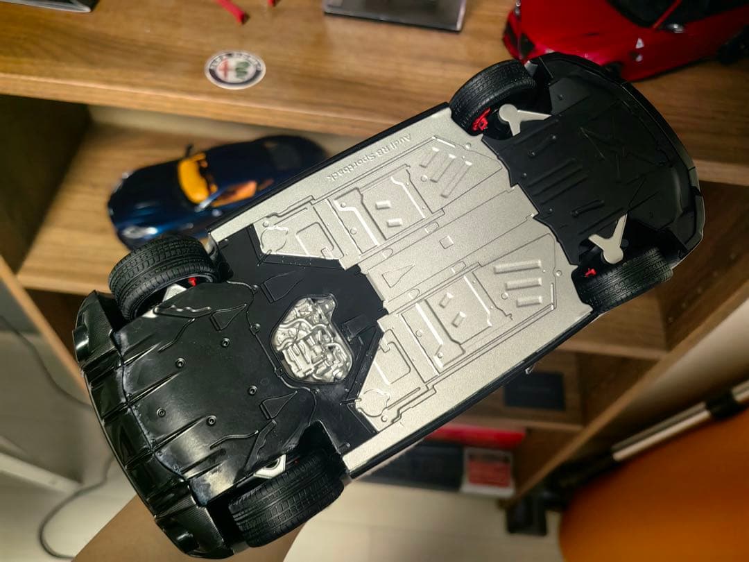 (最終限定値下げ 小汚れ要確認！)1/18アウディ R8 開閉ドア