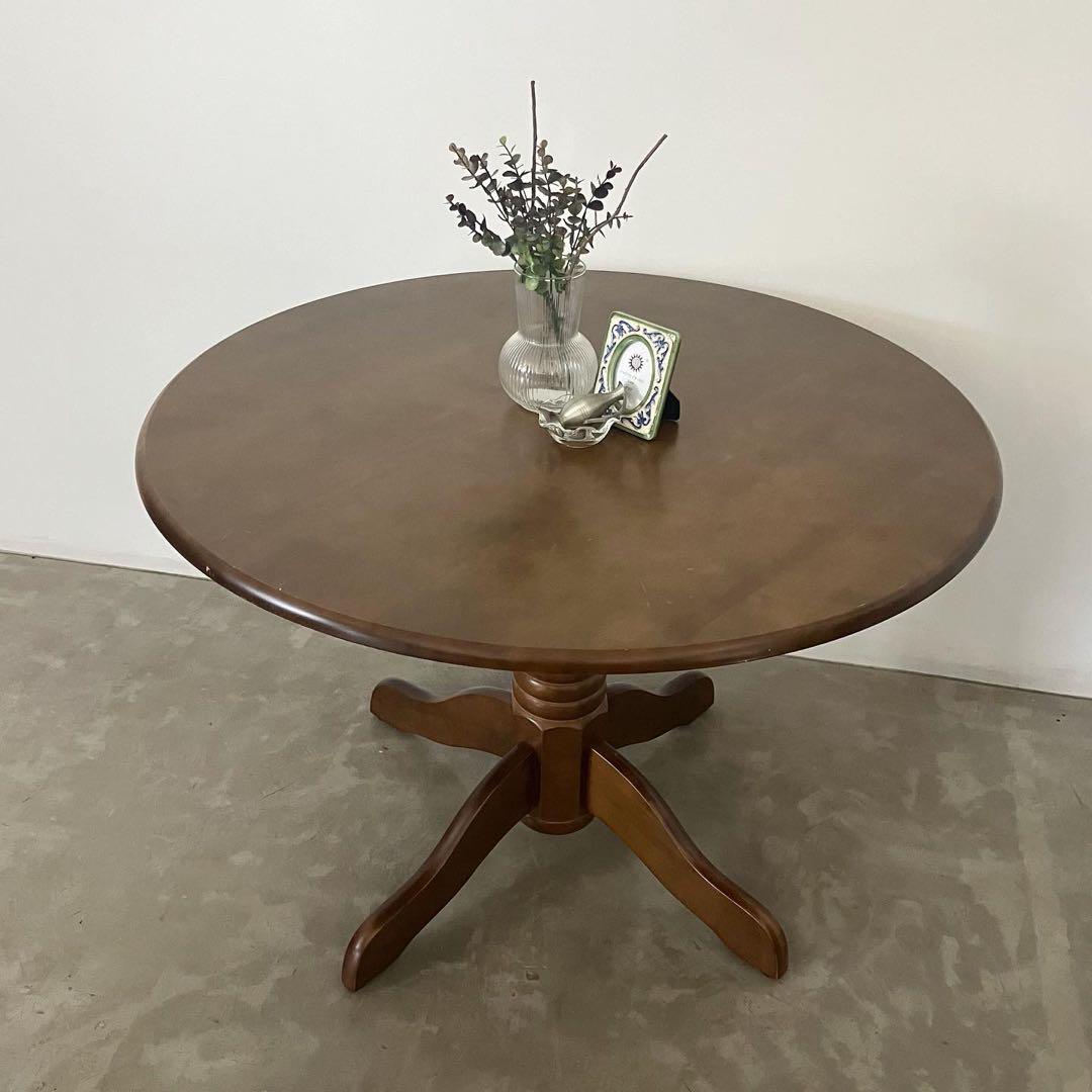 古いラウンドテーブル