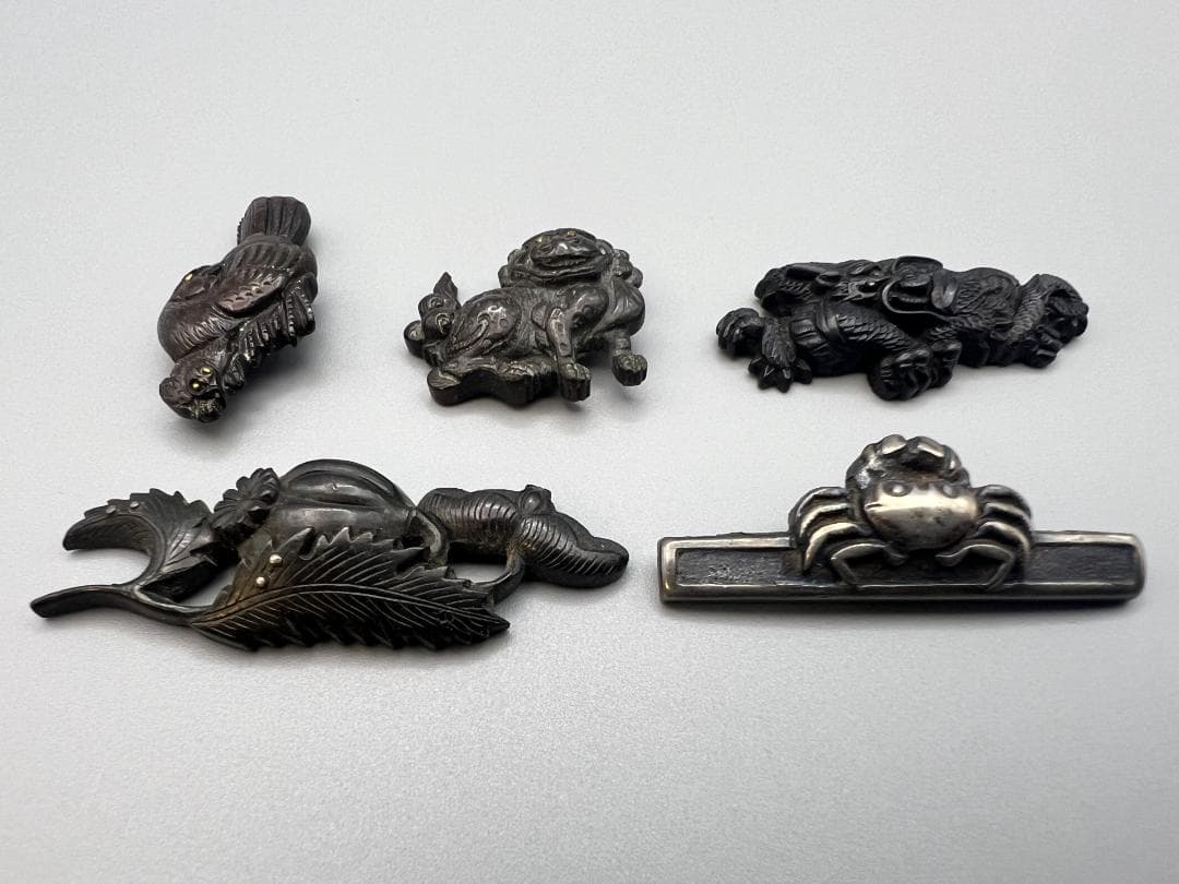 【海】江戸明治金工　鶏　獅子　龍　カニ　５点　金目　手彫　目貫　金銀象嵌　骨董品
