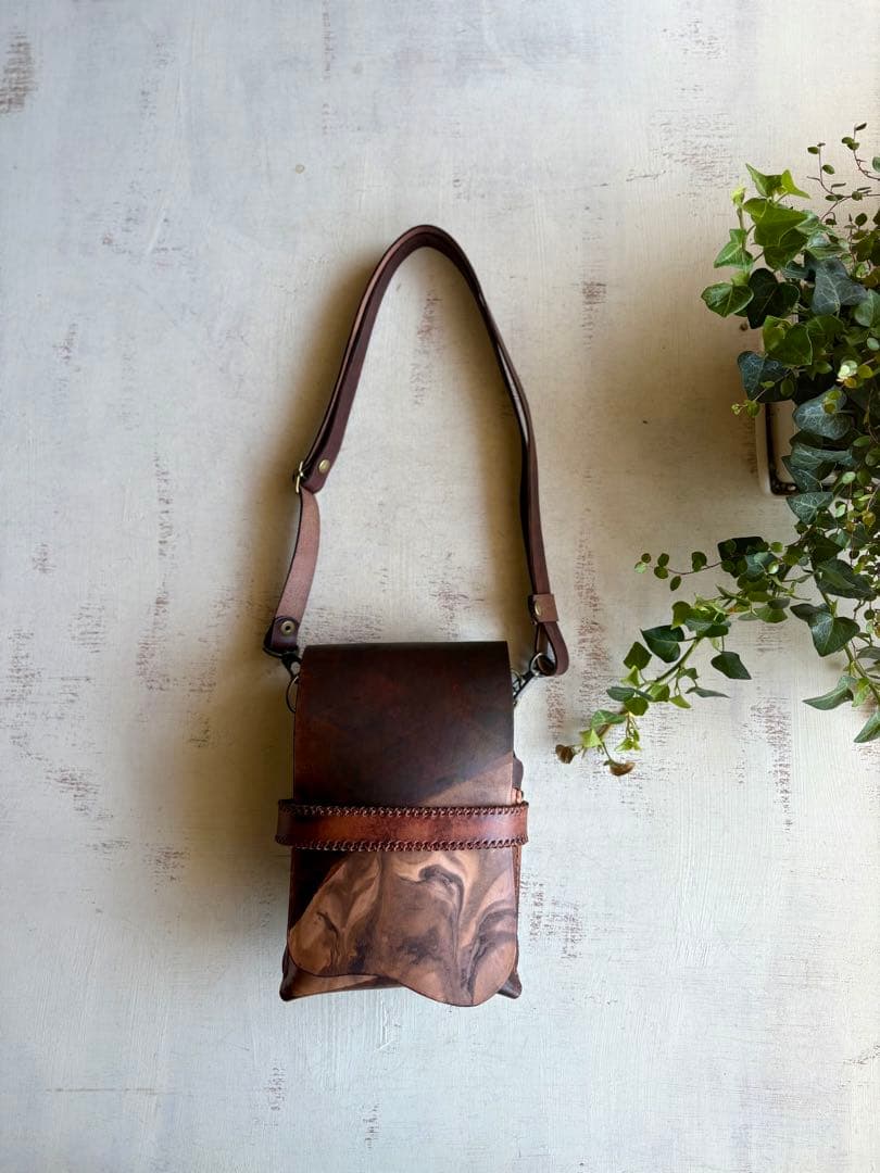 手染めダークチョコ、マーブルの蓋付き大容量シザーケース