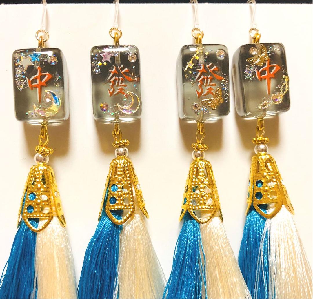 ツートンカラーの綺麗なタッセルとオリジナル作成牌のピアス　イヤリングです