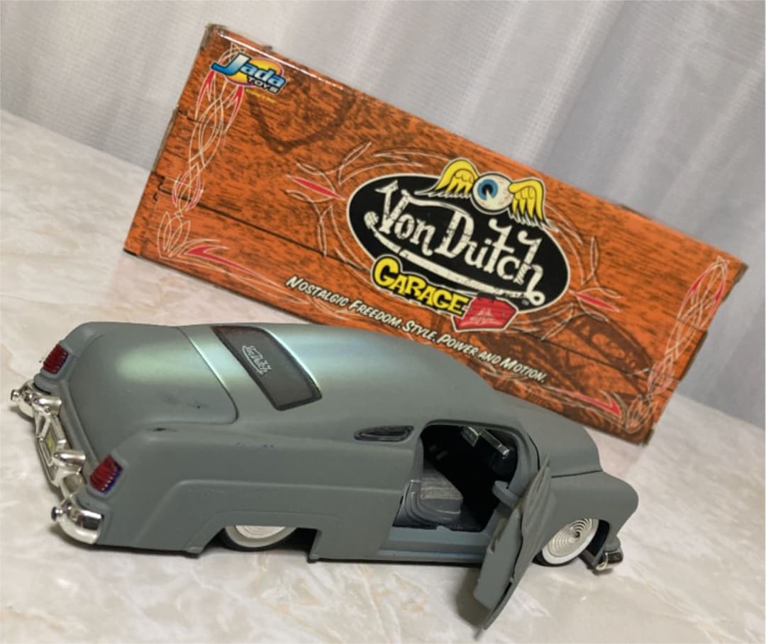 ダイキャスト　Von Dutch  ‘53ベルエア　‘51マーキュリー　洋書レア