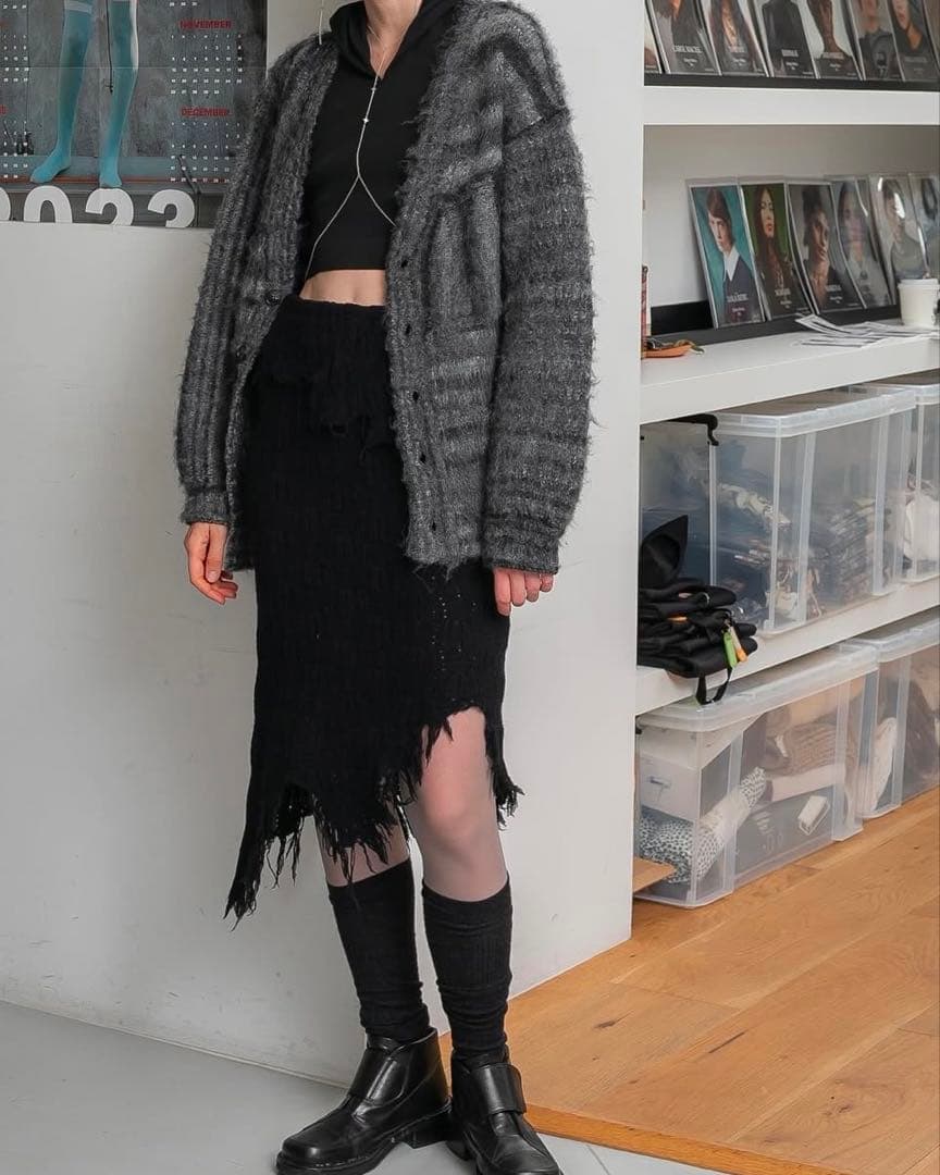 perverze/パーバーズ フリンジ付き黒ひざ丈スカートニット