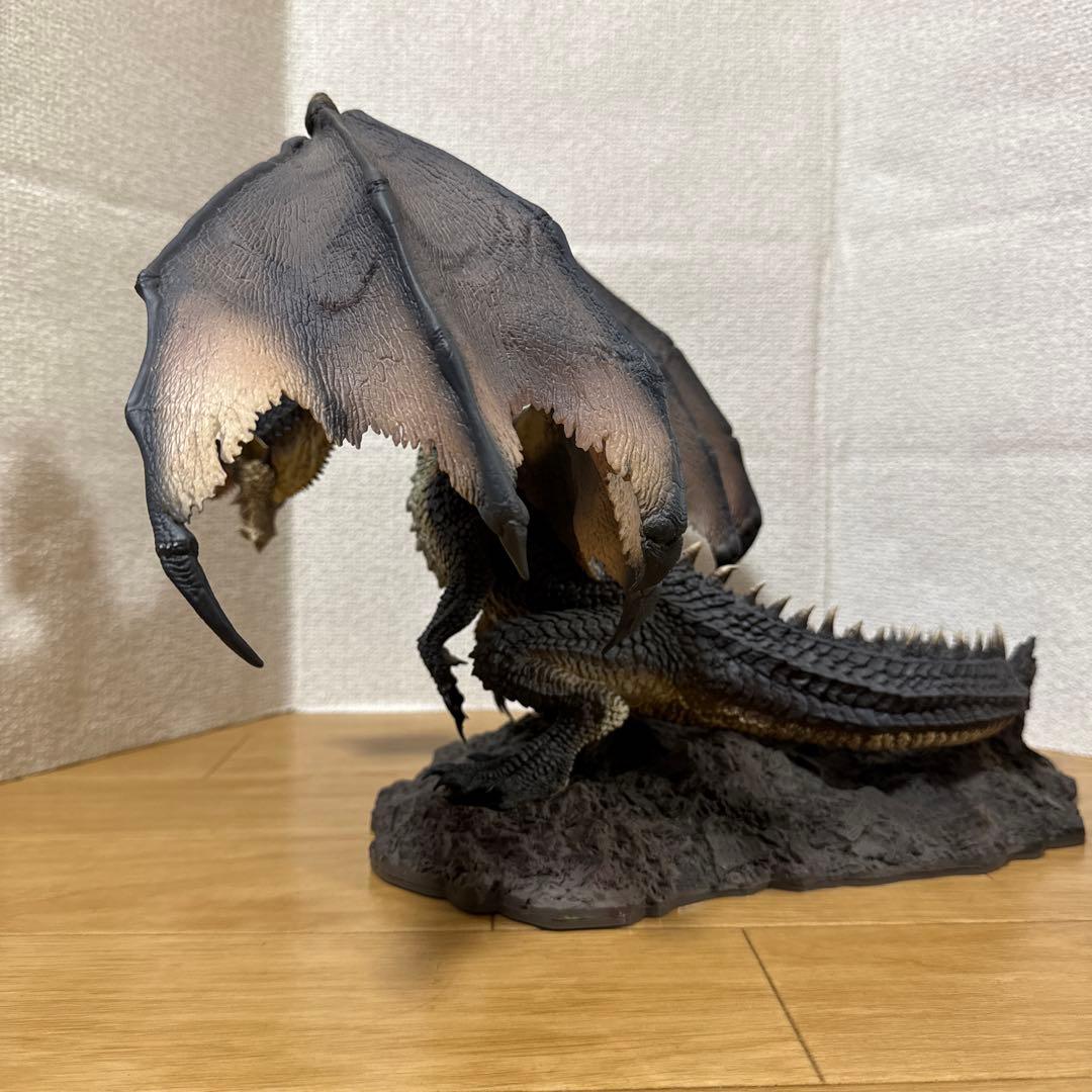 【黒龍　ミラボレアス】モンスターハンター フィギュア