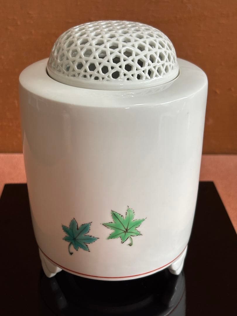 十四代柿右衛門窯絵付師鷹巣作錦色絵川蝉楓文白磁七宝彫三ツ足大香炉　未使用　最上作