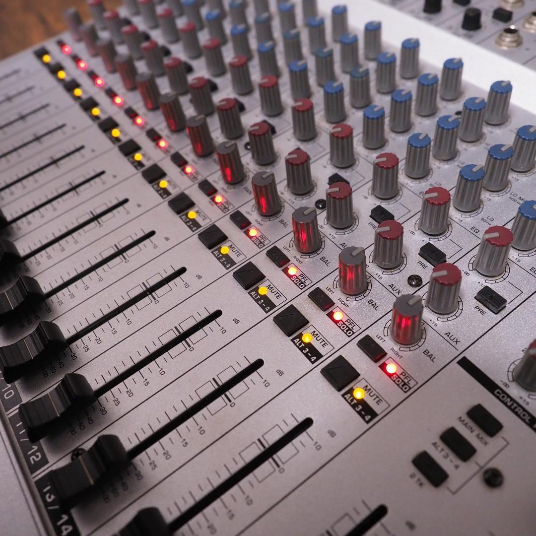 BEHRINGER EURORACK MX2004A 動作確認済 アダプターあり