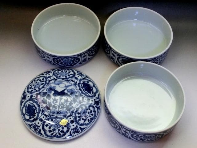 Laszlo Kutasの「犬と戯れる女性像」