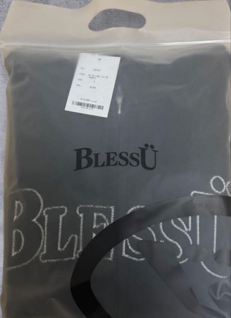BlessÜ 黒 ジップアップパーカー