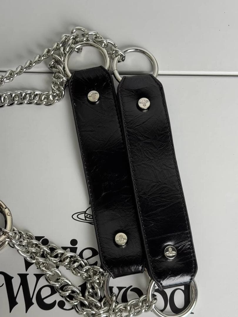 大きなサターンのロゴが入ったクラシックで多用途なチェック柄のボウリングバッグです