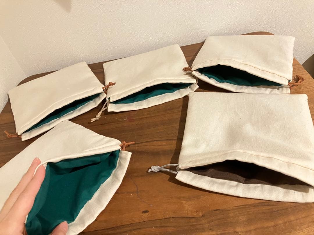 シー様オーダー　刺繍　ハンドメイド　巾着　パグ　犬　手刺繍　キナリ　巾着ポーチ