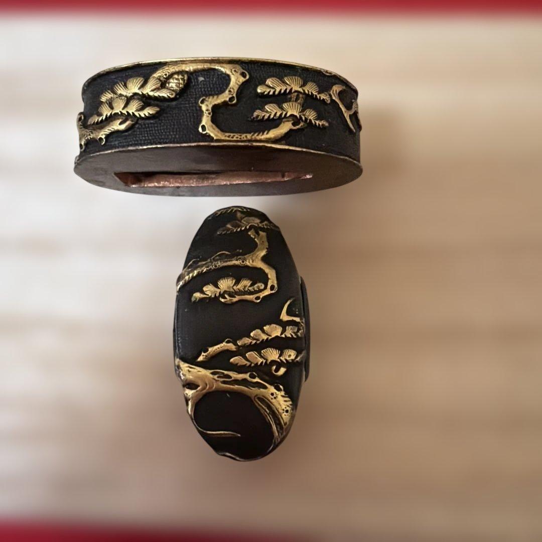 拵え栄えする一品です！ 繊細細工の松図　赤銅魚々子地縁頭 象嵌色絵 縁頭刀装具