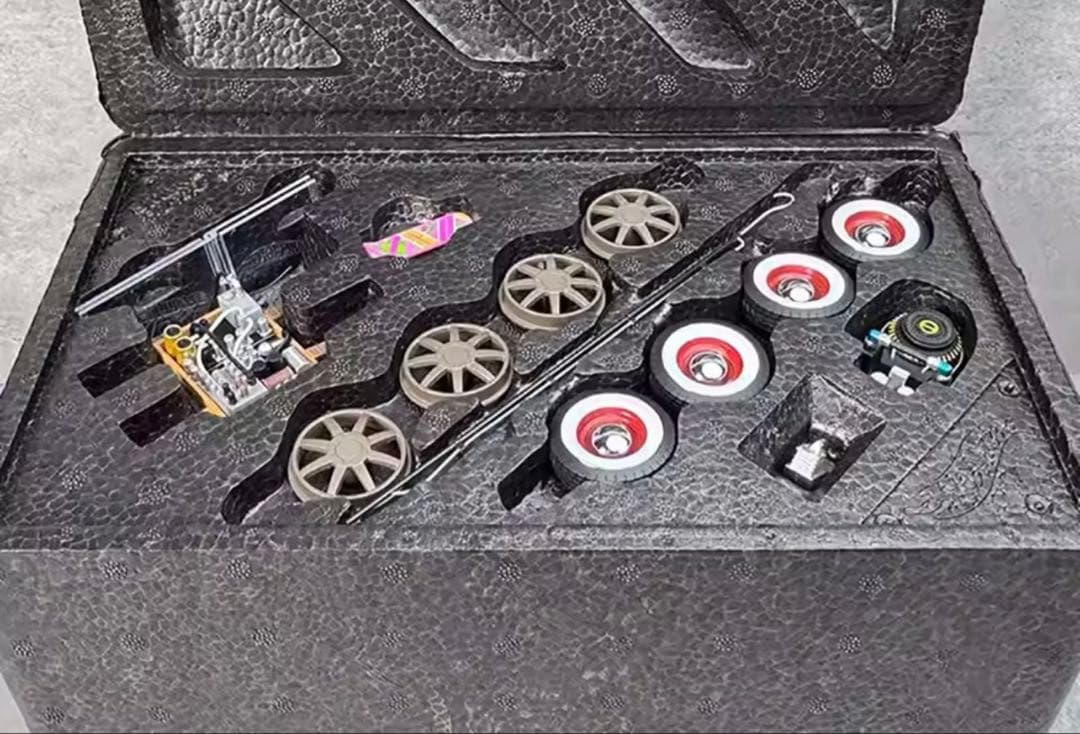 デロリアン 1/18スケール モデル Hot Wheels - メルカリ