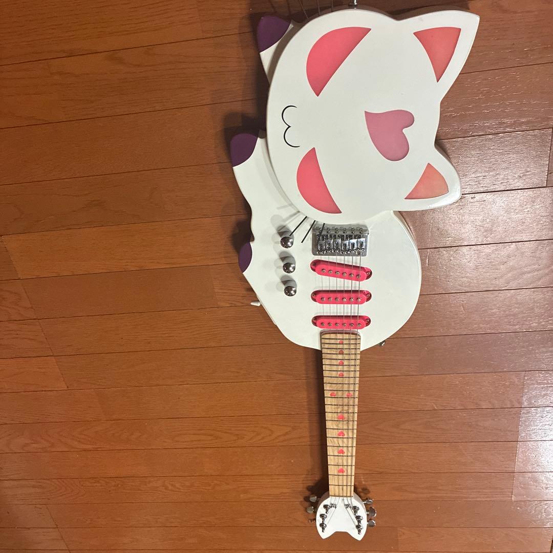 エレキギター。　目と、フレットひかる！　 猫ちゃん、ギター！ エレキギター。 目と、フレットひかる！ 猫ちゃん、ギター！
