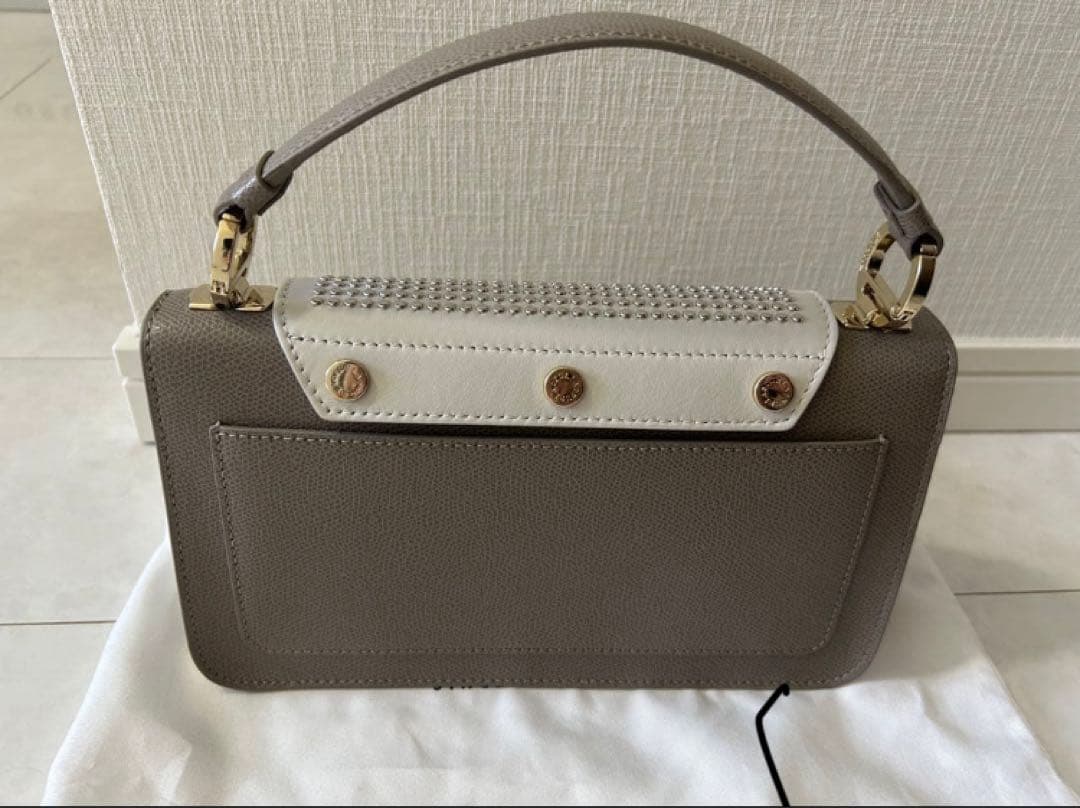 新品同様 フルラ メトロポリス ショルダーバッグ 替フラップ付（蛇革柄）