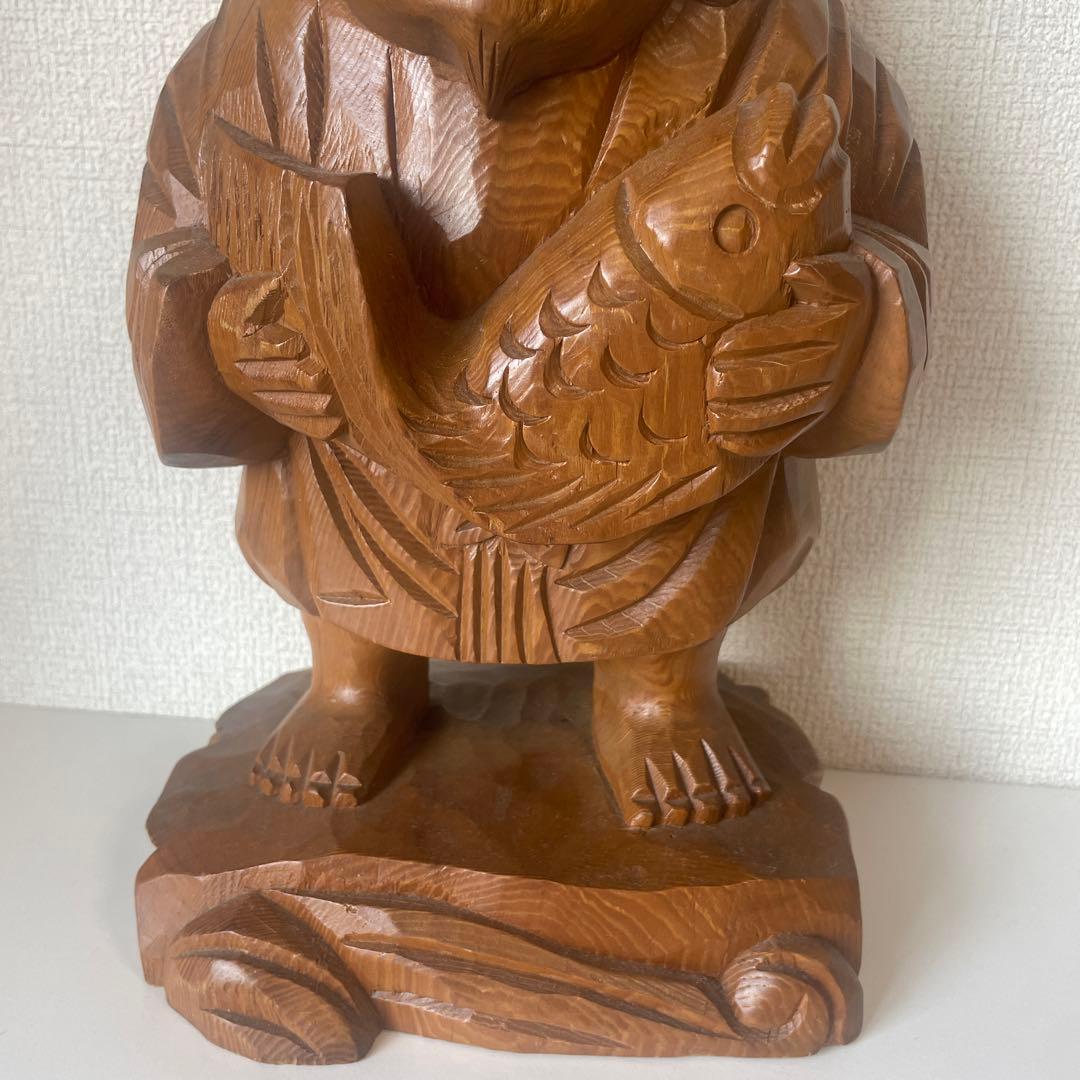 木製の笑顔の人物像 魚を持つ 七福神