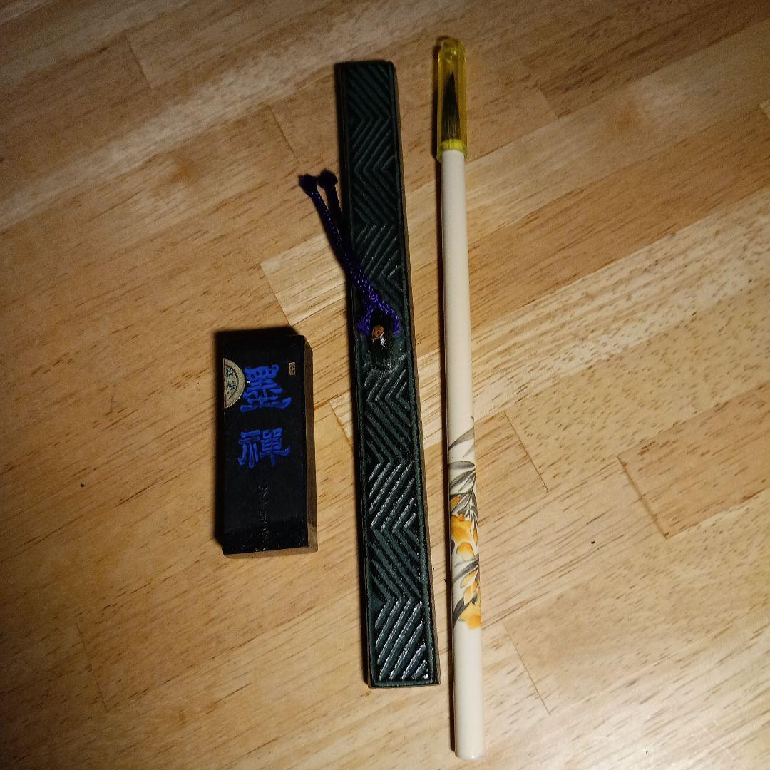 書道セット・雨畑硯(蓋付き)、南部鉄の水差し、筆、墨、文鎮入りです。