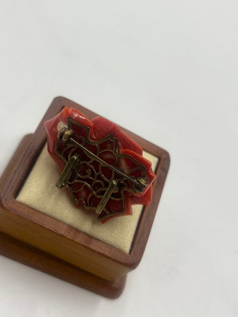 赤珊瑚天然珊瑚サンゴルース薔薇バラ花彫刻帯留ブローチ