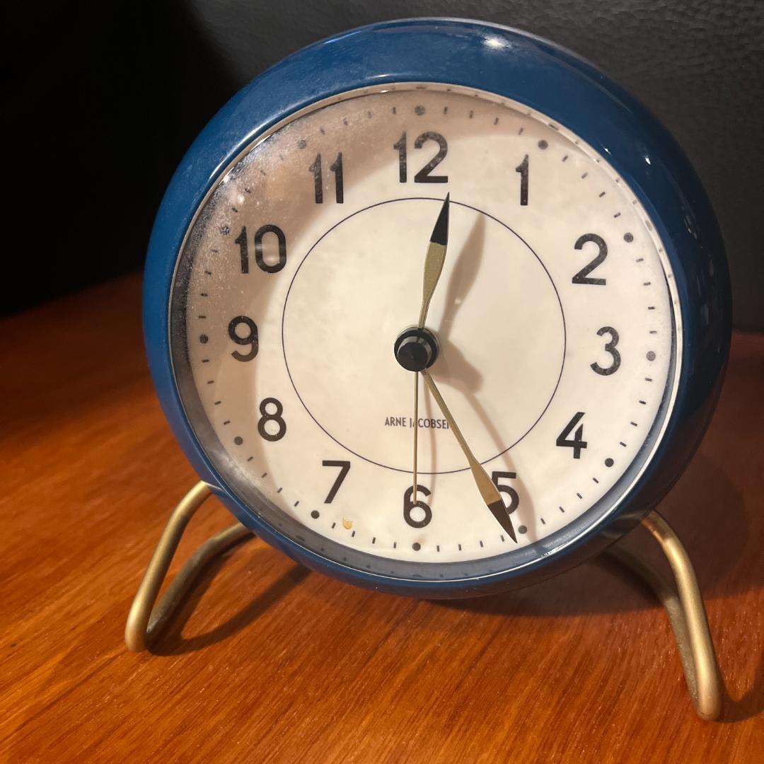 限定色】アルネ・ヤコブセン STATIONテーブルクロック ブルー