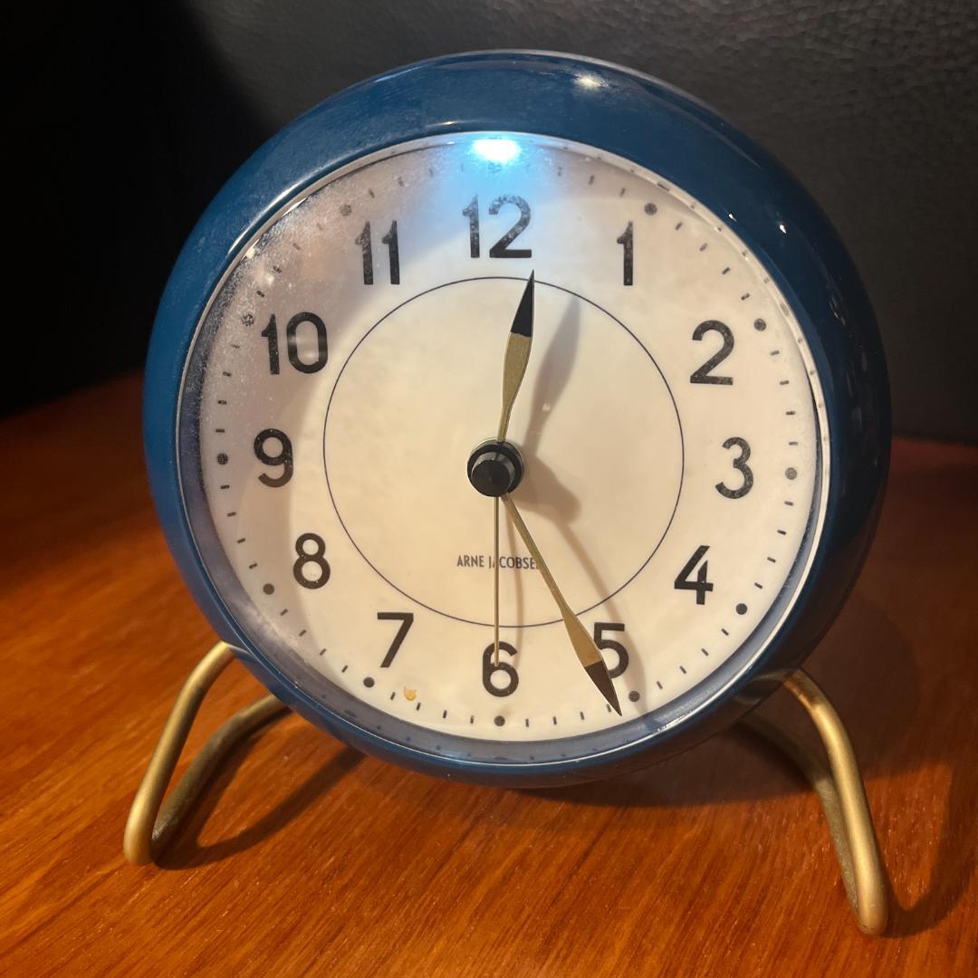 限定色】アルネ・ヤコブセン STATIONテーブルクロック ブルー