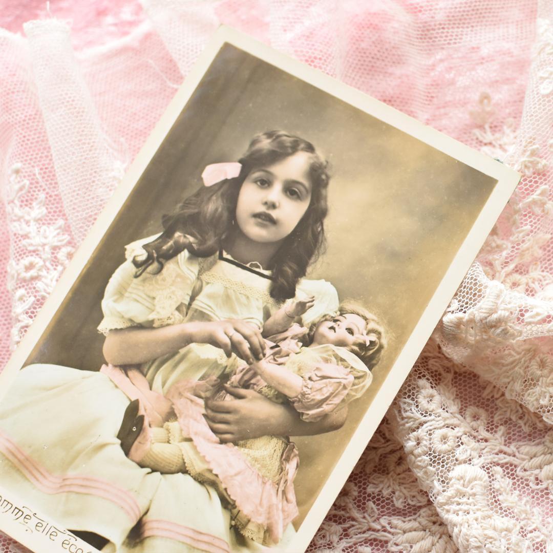 *アンティークポストカード　お人形を抱く愛らしい少女*