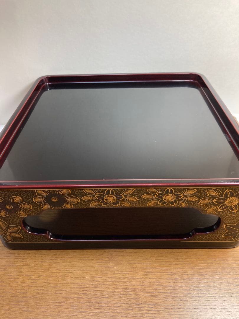 上質黒漆に沈金の輪島塗・台付二段重