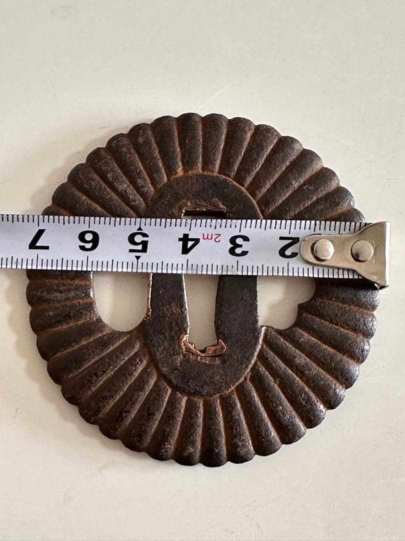 刀剣美術　無銘　鉄地菊文鍔　直径約7.3cm 重量約101g骨董25712